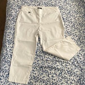 Adorable women’s white capris size large- stretchy, comfortable and flawless.